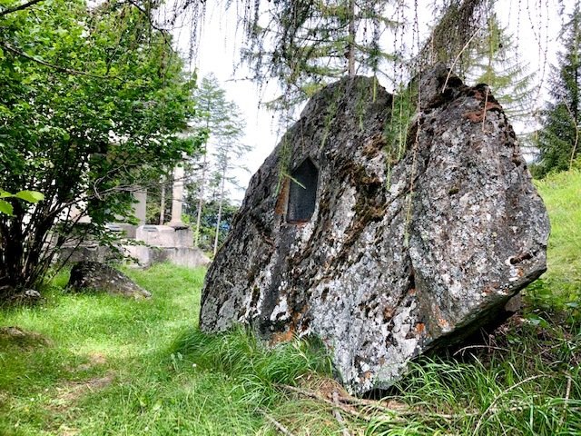 #EVOLENE On vous raconte ce week-end l'#histoire de la Dame blanche de la #chapelle de la #Garde 👻
➡️ bit.ly/3iOygut
<a href="/valaiswallis/">Valais/Wallis</a> <a href="/valdherens/">Val dherens Tourisme</a> #Valais #Suisse #Tourisme