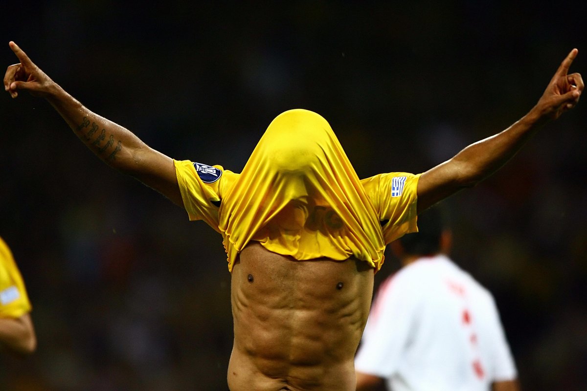 Who's this celebrating for AEK Athens? 🧐

Clue: 🇧🇷🔟

#UEL | #FlashbackFriday
