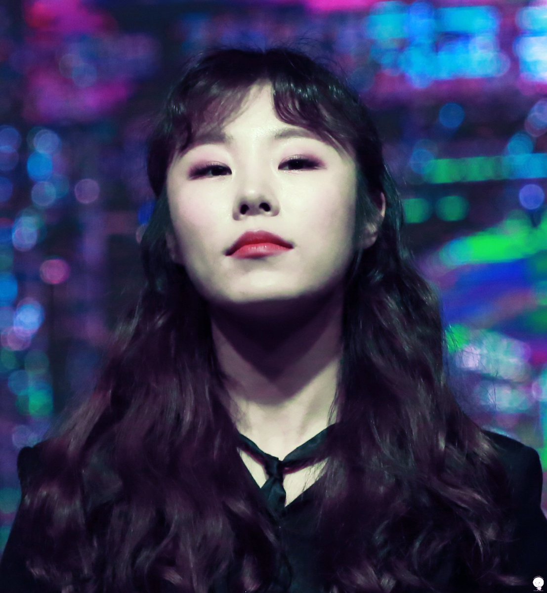 Her curly hair  #WHEEIN  @RBW_MAMAMOO