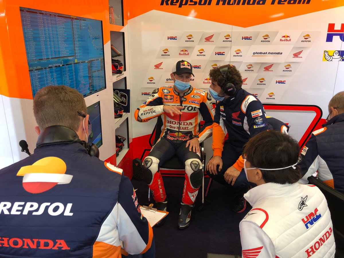 box_repsol's tweet photo. #SB06 no ha disputado el #FP1 pero ya está preparado para el #FP2. Carril en pista y mejorando, por lo que todos los pilotos montarán neumáticos slick.
¡La segunda sesión a minutos de arrancar!
#FrenchGP #MotoGP #EquipoRepsol https://t.co/1Vd2S2pv79