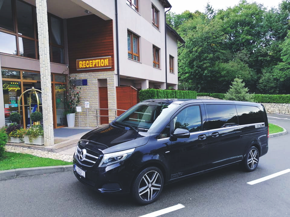 🤓 #DidYouKnow Connecto is a door-to-door 🚗 transfer service? 
From the moment you step out of the ✈ plane, your #Connecto chauffeur is there for you.