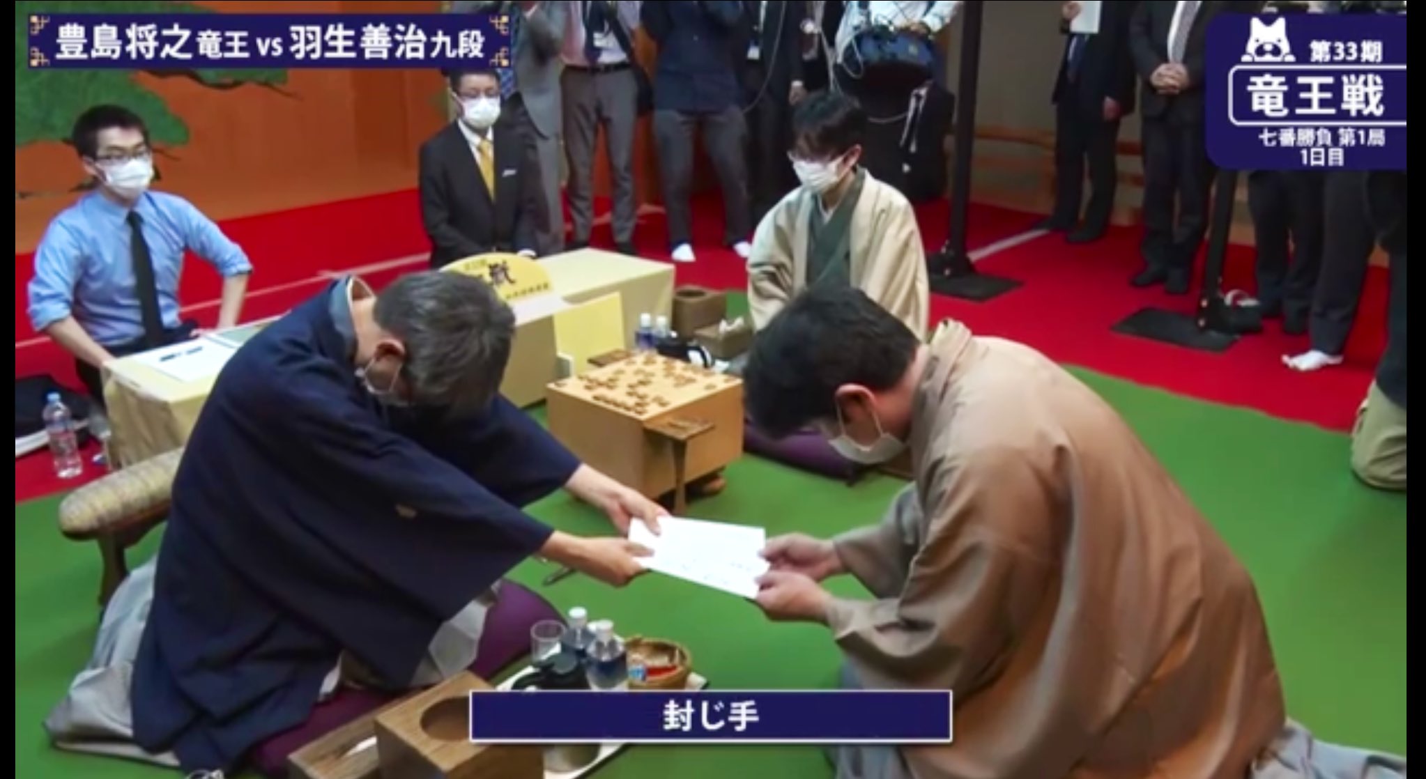 りっさん プロフェッショナル仕事の流儀で激闘を繰り広げたお二人の名人戦特集を観てから将棋ファンになった私 羽生先生から森内先生へ封じ手が渡された瞬間はいろんな歴史が思い出されて目頭が熱くなりました