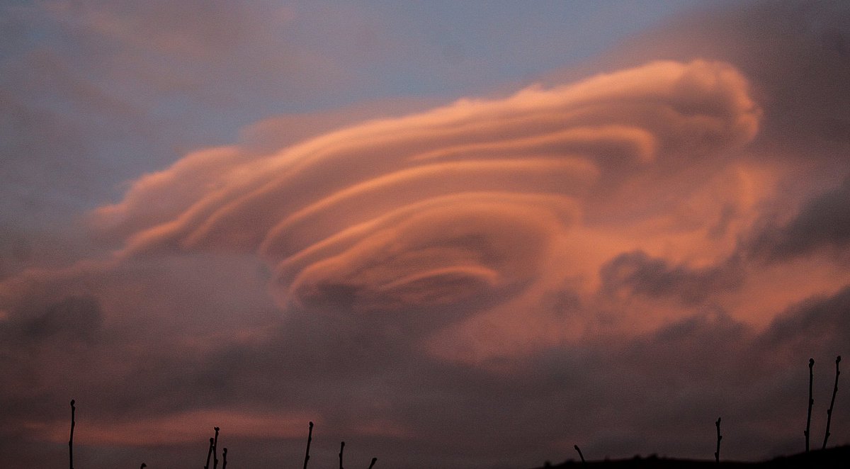 CloudAppSoc's tweet image. RT @tomgilroy33: @CloudAppSoc here is some lenticular clouds I got around this time last year over fermanagh N. Ireland
