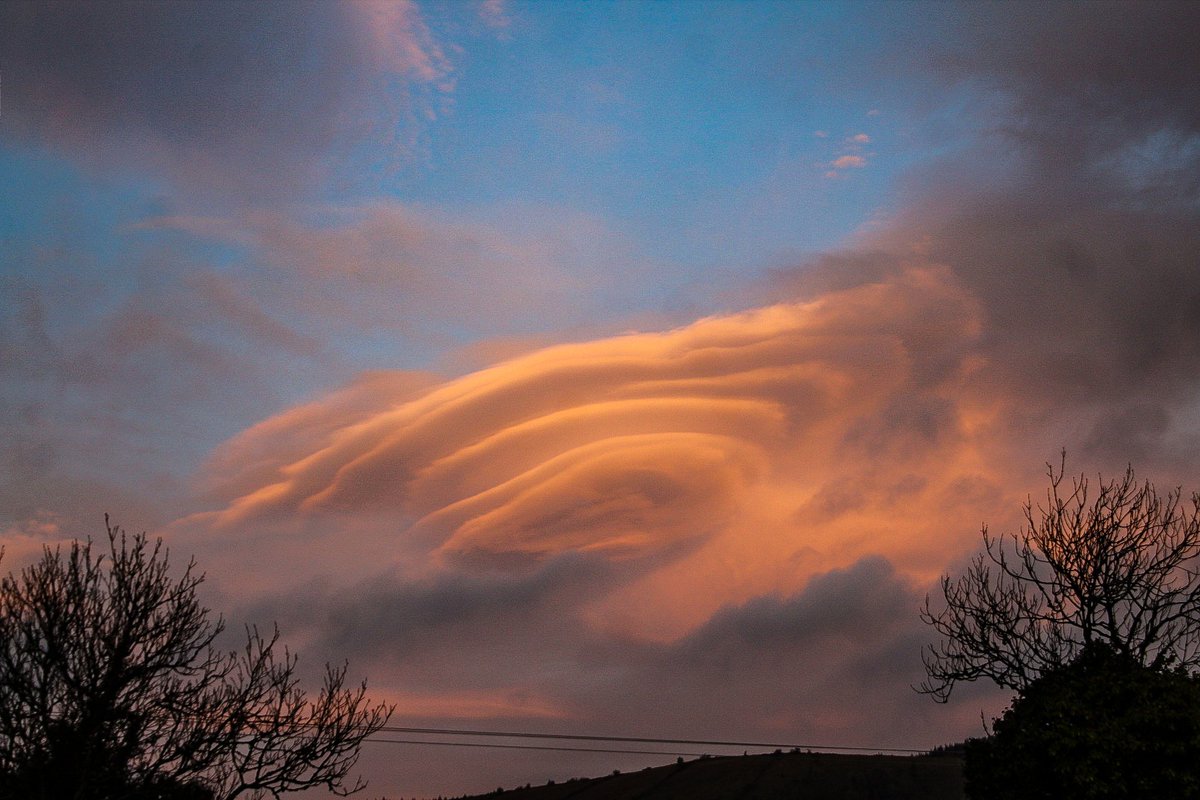 CloudAppSoc's tweet image. RT @tomgilroy33: @CloudAppSoc here is some lenticular clouds I got around this time last year over fermanagh N. Ireland