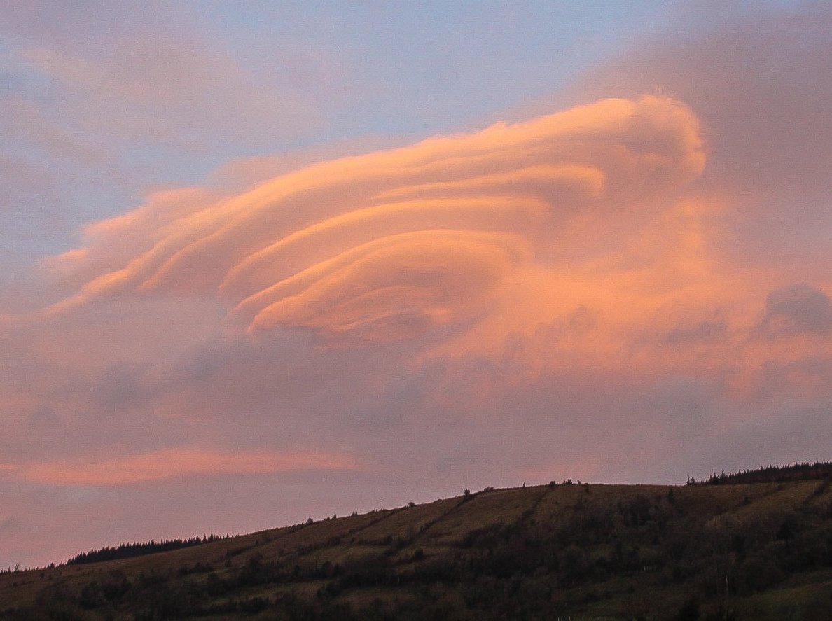 CloudAppSoc's tweet image. RT @tomgilroy33: @CloudAppSoc here is some lenticular clouds I got around this time last year over fermanagh N. Ireland