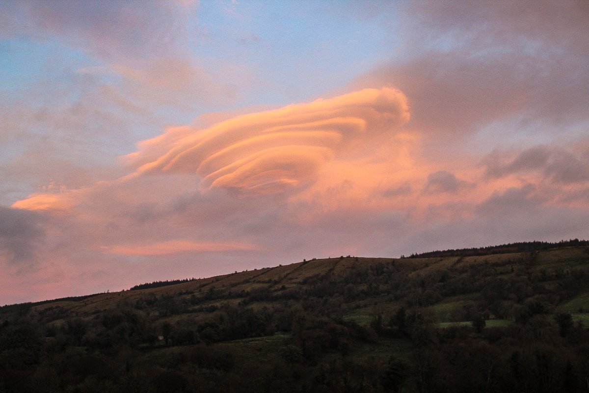 CloudAppSoc's tweet image. RT @tomgilroy33: @CloudAppSoc here is some lenticular clouds I got around this time last year over fermanagh N. Ireland