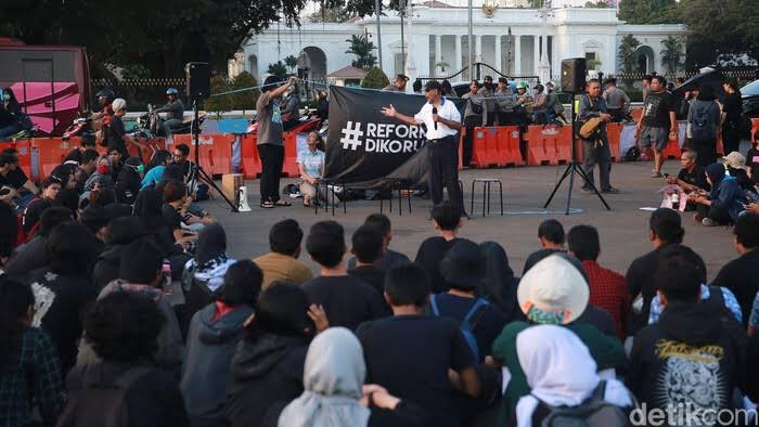 2beer! Yang koar koar soal demo tertib dan santun. Nih aksi kamisan 13 tahun depan istana, boro boro direspon, dilirik aja gak.
