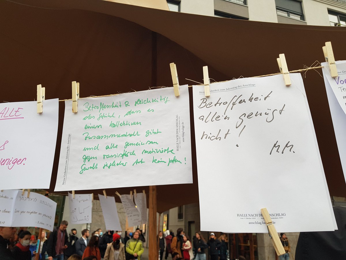 Symbolbild #Halle und Deutschland 2020. An einer Wäscheleine in Halle hängen Zettel, darauf Aussagen, wie sich Bürger am Jahrestag des Anschlags fühlen. Links steht: Betroffenheit rechts steht: Betroffenheit reicht nicht. Debatten, die geführt werden müssen #Antisemitismus
