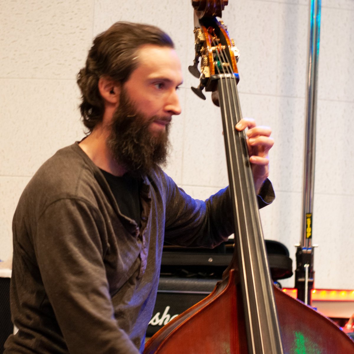 𝚂𝚘 𝚜𝚠𝚎𝚎𝚝 𝚊𝚗𝚍 𝚠𝚊𝚛𝚖... And so is that upright bass! Please join us next Wednesday for our special live stream concert "The Walk-A-Bout Unplugged"
facebook.com/events/9965194…
#Walkaboutband #OnlineConcerts
