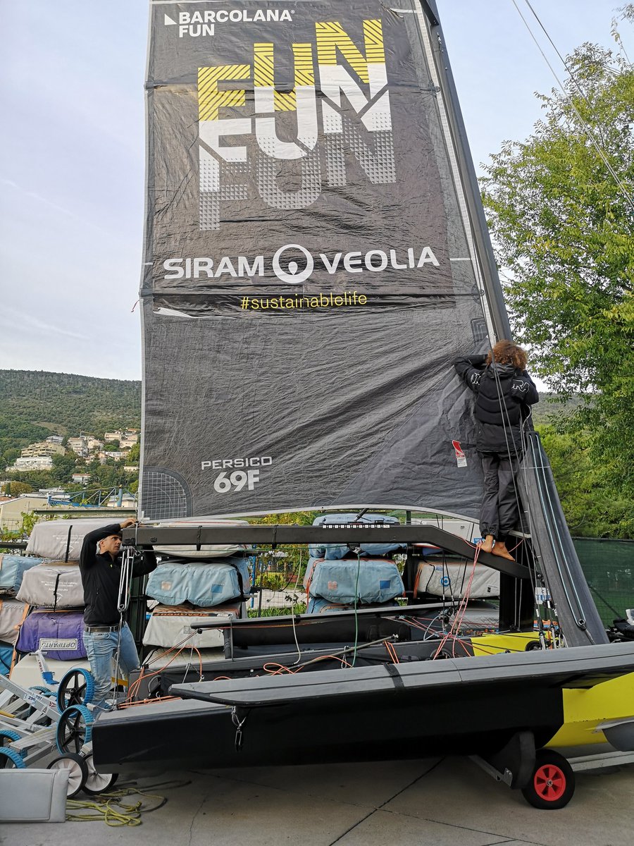 lucarallo's tweet image. Prima di scendere in acqua i ragazzi del team #69FSailing hanno preparato la Persico 69F. Il vento oggi non soffiava come avremmo sperato ma è stato bello anche assistere alle operazioni priliminari. #BarcolanaFun #SiramVeolia #SustainableLife #branded #Barcolana52 #PersicoMarine