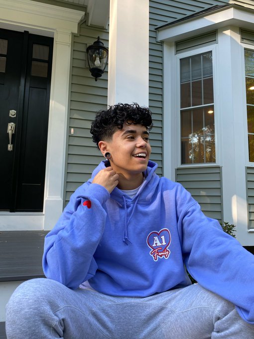 OUR NEW MERCH IS OFFICIALLY LIVE!!! 😆❤️ Click the link to shop! https://t.co/QZvDt0ihJQ https://t.co