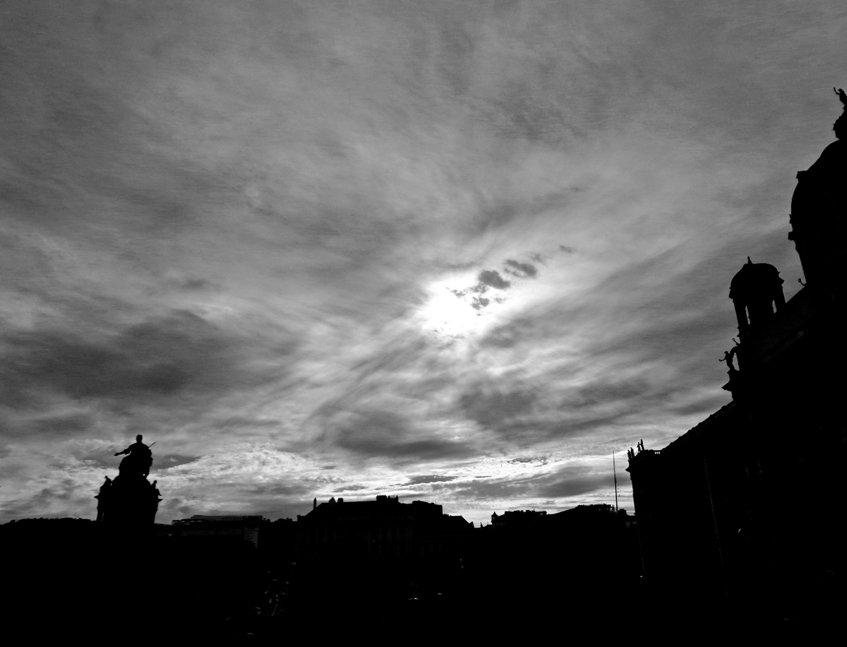 DrEveningstar's tweet photo. #Autumn2020 #Autumn #Vienna  #blackandwhitephotography #photograghy https://t.co/7PC2cxdbVc