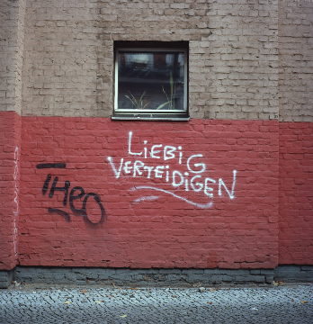 A cleaning commando is already smashing out the windows of Liebig34.
While people who stand outside, to mourn calmly, get pushed around by the cops for no reason.
Let them see that we´re not just sad but also angry!!! 😡😡
Come to the demo! 
 #liebig34 #liebig34bleibt #b0910