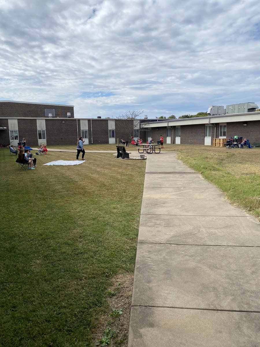 Beautiful day to enjoy some lunch in the courtyard. Great job to Mrs. Tiefenauer’s “pod challenge” champions!