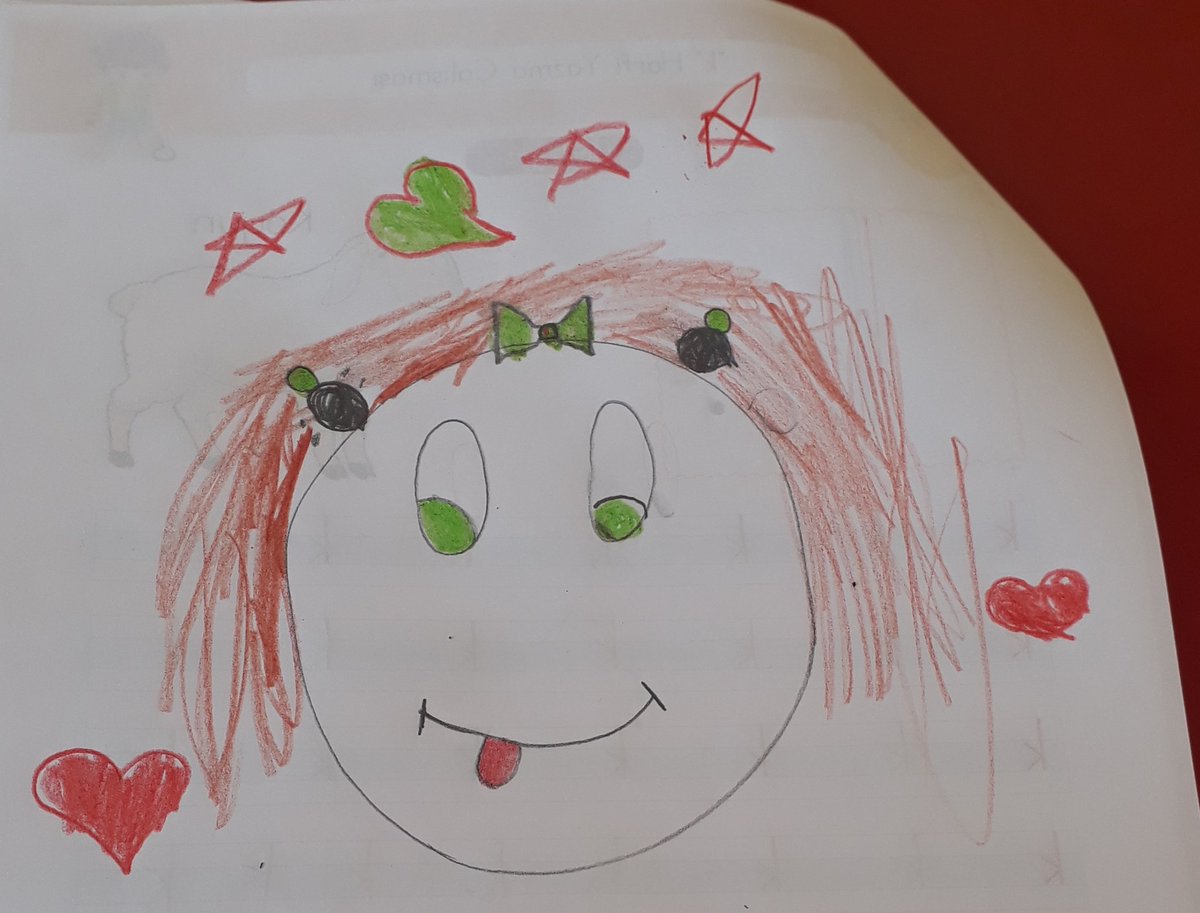 Bugün öğrencim(6 yaşında) gülen yüz çizelim dedim, benim gibi bab babı da olsun dedi. Bab bab da koklear implant.