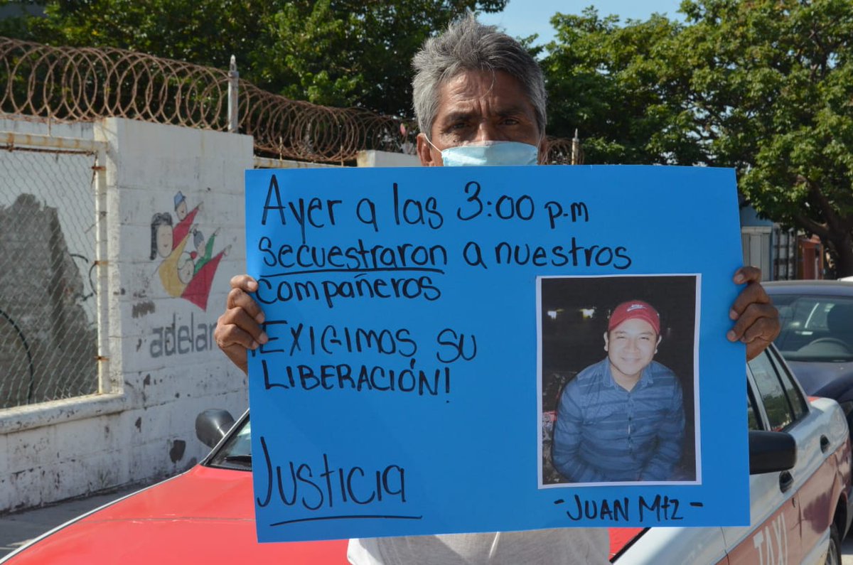 MovAntorchamich's tweet photo. En Veracruz, con cadena humana antorchistas solicitan la intervención de los gobiernos estatal y federal para la aparición de los cuatro antorchistas que fueron "levantados" el día de ayer. ¡Alto a la persecución y represión política. https://t.co/TmioPREX7E