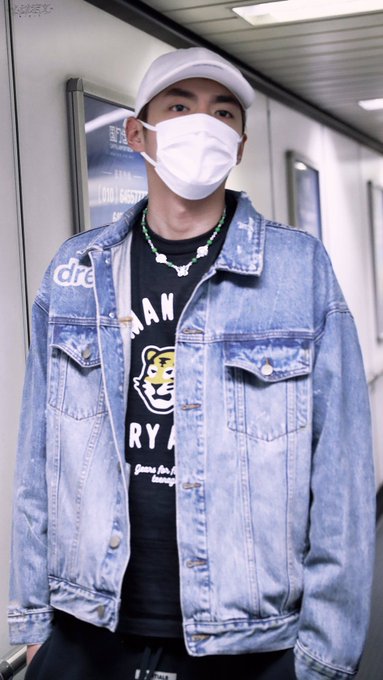 Kris_Colombia's tweet photo. [PREVIEW] 201009

#KrisWu en el aeropuerto de Wuxi. 

Cr. Chrysalis, AngryBirds, 心动定义丨吴亦凡

- Caro 

#Testing #WuYiFan #KrisWu @KrisWu #KrisWuTesting https://t.co/G8Ck1BZtBN