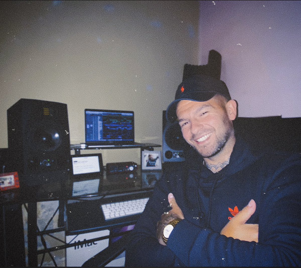 The cheesiest grin that follows the feeling you get when you absolutely nail a tune 🤩🙌🏼 next single incoming! 💥👀

#housemusic #musicproducer #dj #housedj #newmusic #studio #dancemusic #popmusic #producer #logicx