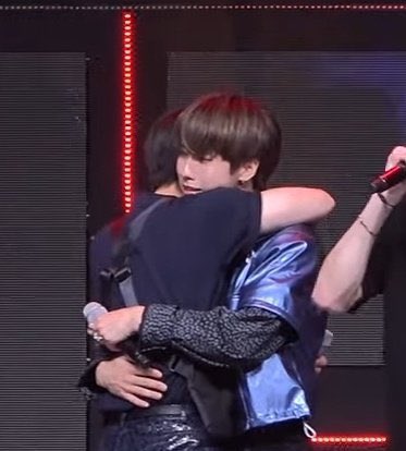 11. When he hugs his arms go on top ♡