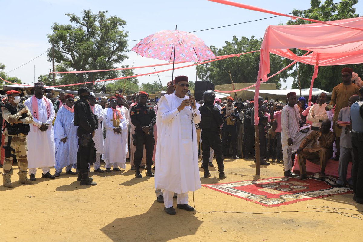 mohamedbazoum's tweet photo. Tournée de proximité et de prise de contact avec avec les structures du PNDS TARAYYA de la région de Zinder .
Commune de #Droum en images. https://t.co/zUACrxsmNA