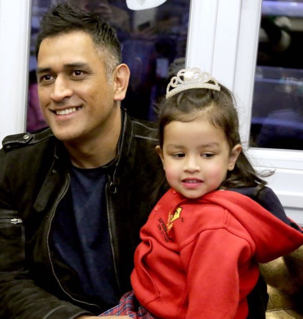 मैच धोनी हार रहे हैं और रेप की धमकी उनकी 5 साल की बच्ची जीवा धोनी को मिल रही हैं। इससे वाहियात और क्या हो सकता है कि लोग खुलेआम उस बच्ची के अंगों को तार-तार करने की बात कर रहे हैं।
#IPL2020
#MSDhoni
#zivadhoni