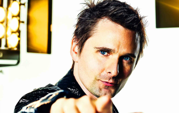 MuseFrance's tweet image. Matt à commencé à écrire le prochain album de Muse ! 

"J'ai commencé à écrire quand les protestations et le chaos ont débutés. C'est étrange à dire mais cela colle parfaitement à la musique que j'écris. Ca met dans un état de tension".
 #Muse #LP9