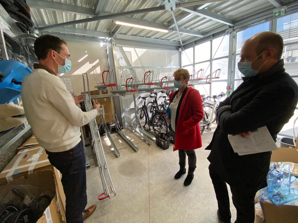 nathalieappere's tweet photo. La Maison du vélo ouvre ses portes. Un nouveau lieu incontournable, près de la gare, pour réparer sa bicyclette, louer un vélo à assistance électrique ou tester une trottinette. Des experts, passionnés de vélo, vous y attendent avec de nombreux conseils. #Rennes https://t.co/RoQp2boWLa