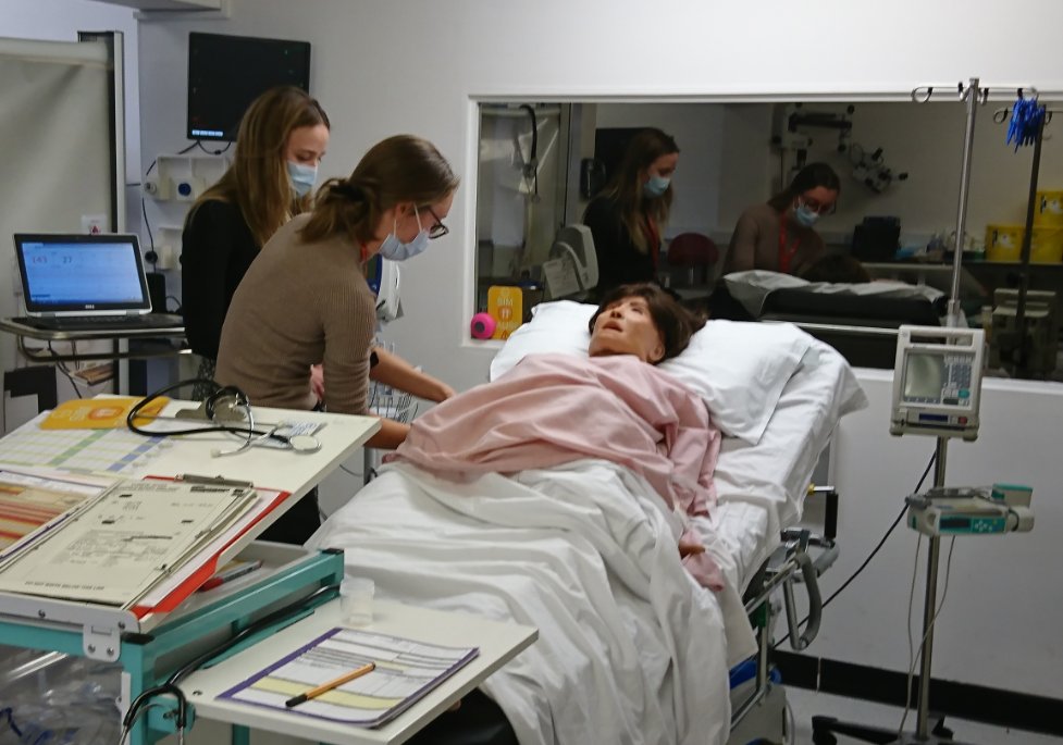 BHTMedEd's tweet image. This afternoons' session in the #SimSuite at SMH - more @UoB_medic Medical Students are able to observe from the Debrief Room 

@BHTUGMedEd #BHTMedEd #medicaleducation #simulation
