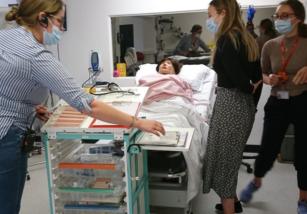 BHTMedEd's tweet image. This afternoons' session in the #SimSuite at SMH - more @UoB_medic Medical Students are able to observe from the Debrief Room 

@BHTUGMedEd #BHTMedEd #medicaleducation #simulation