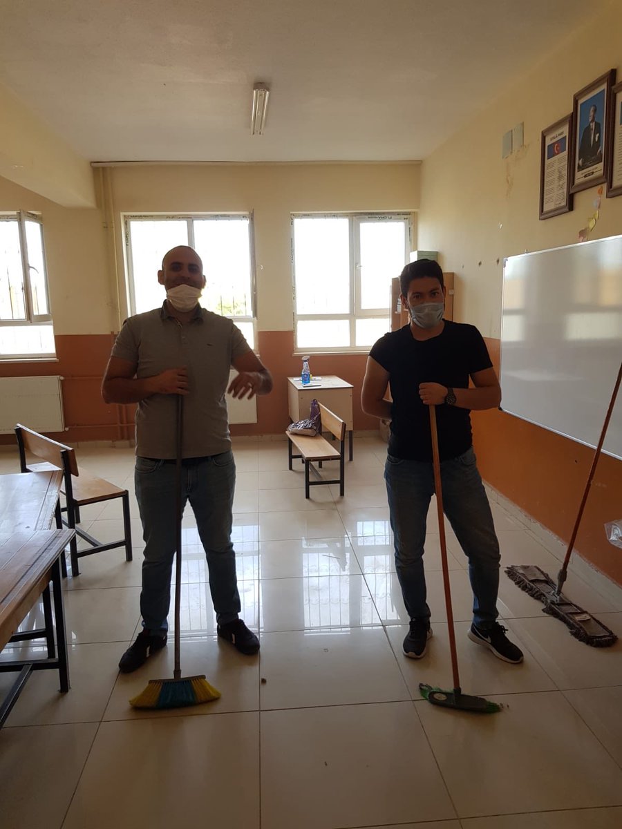 Fedakar Köy Öğretmenlerimiz Sınıflarını temizlediler.Tüm öğretmenlerimizin emeklerine sağlık.
 Eğitim-Öğretime hazırlanıyoruz.🌸🤗