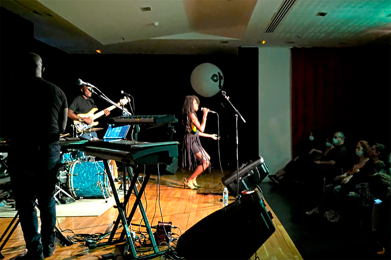 🎤 Buf, quin tros de concert ahir al vespre amb la <a href="/MARGAMBANDE/">Marga Mbande</a> &amp; The Cleftones! Si voleu veure algunes fotografies, aquí les teniu. Nosaltres encara vibrem! #tangent20 👉 ow.ly/Okwi30re8YV