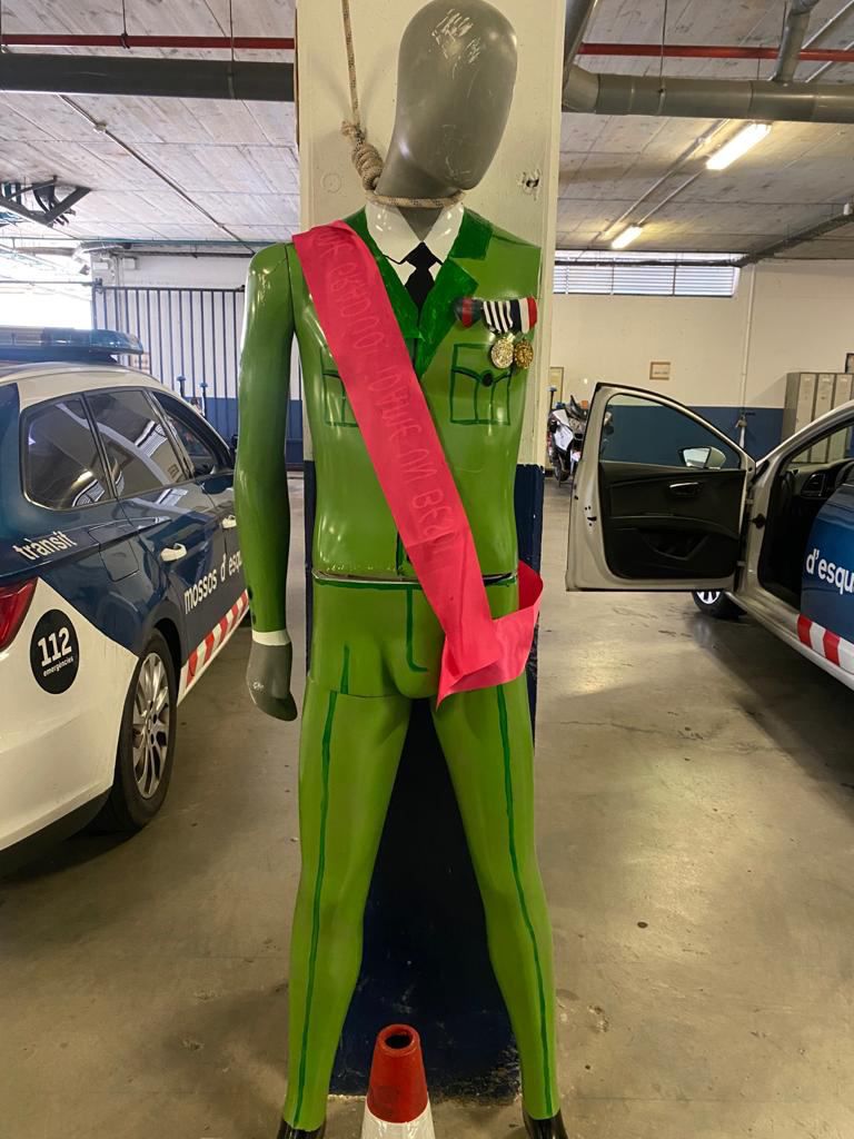 jucilnacional's tweet photo. Que le hagan una foto dentro de una comisaría de los @mossos en Girona a una figura que hacen pasar por el Rey ahorcado y no tomen medidas desde el gobierno ni el ministerio del @interiorgob, demuestra las diferentes baras de medir que tienen entre los cuerpos policiales. https://t.co/p0k3PB03Q2
