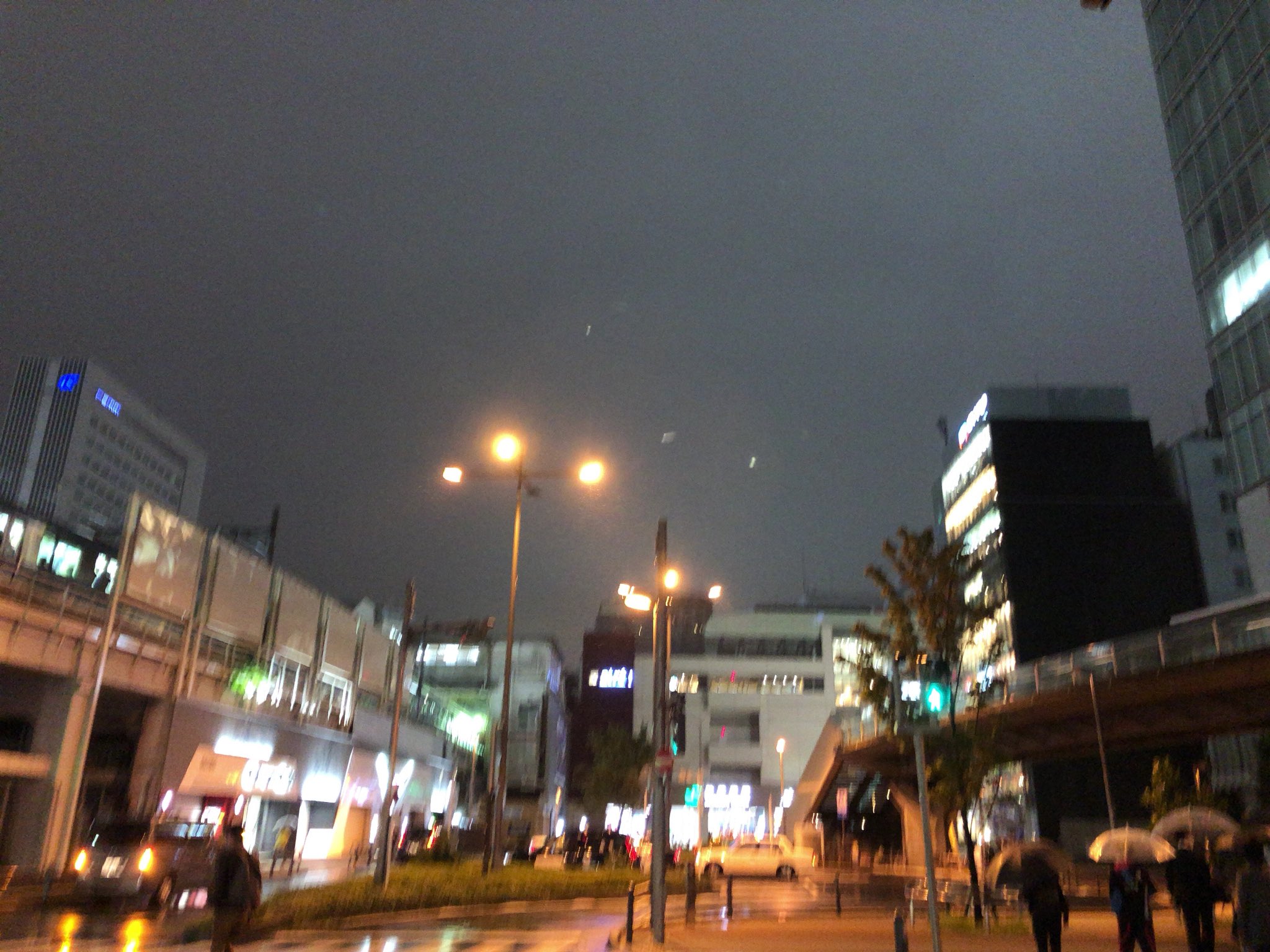 秋葉原ベースキャンプ 夜アキバ 秋葉原駅周辺は結構人いますね とりあえず台風に備えてコロッケ買って帰ります T Co Jotmljuflf Twitter