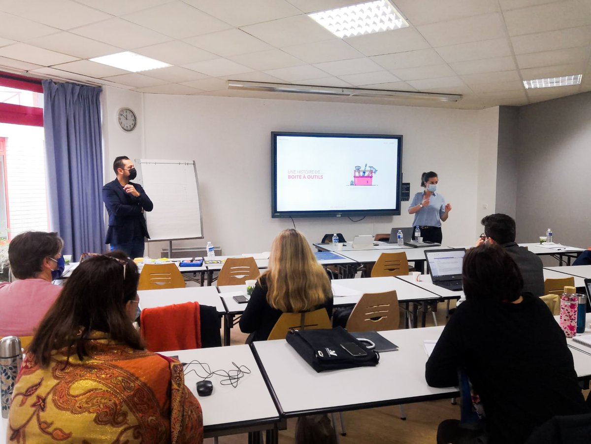 🎓 Lancement du module design de L'#EMI8 avec ma binôme @lefeuvre_marion hier au @CDFAS_95 pour le <a href="/valdoise/">Département du Val d'Oise</a>. 6 mois, 5 modules d'apprentissage. 12 participants. 3 projets.