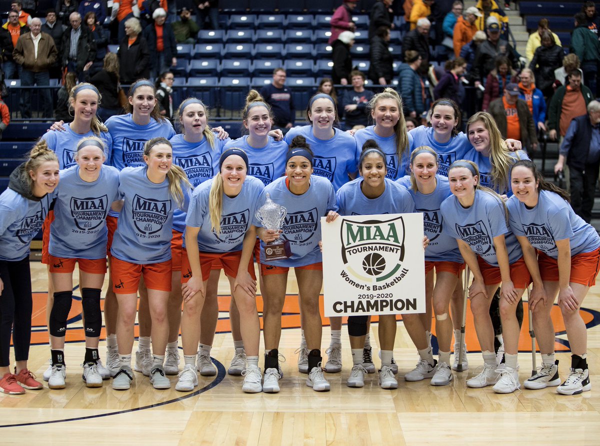 HopeCollegeWBB's tweet photo. How it started:      🏀      How it’s going: https://t.co/EnTJwGahKG