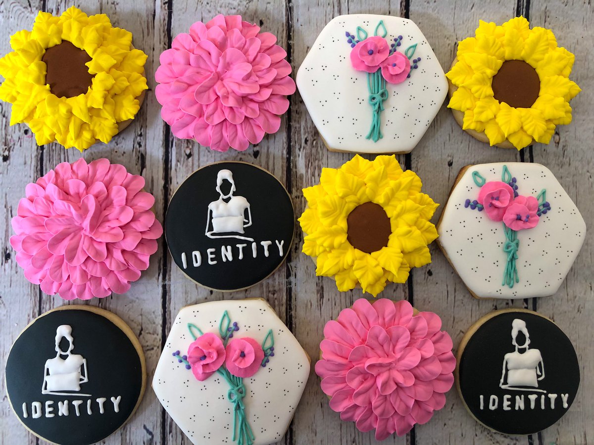 Sugarbelletreat's tweet photo. It’s Floral Friday!! I think I’m obsessed with this vibrant floral design complimented by logo cookies🌺
#sugarbelletreats #floralcookies #floralfriday #logocookies #sugarcookies #flowers #decoratedcookies #localcookies #trinidadcookies #cookiesoftwitter https://t.co/8gBkUbTYJO