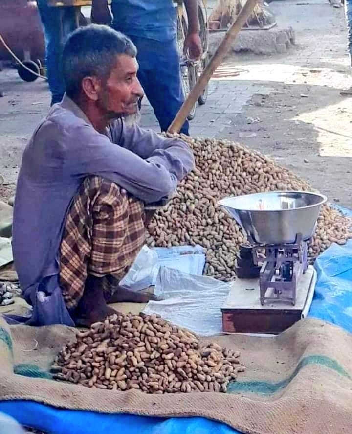 agroiya_deep's tweet photo. सिर्फ दिल्ली में ही बाबा_का_ढ़ाबा नहीं है, आपके आसपास हर गली नुक्कड़ पर कोई एक बाबा अपनी बूढ़ी ऑंखों में पानी समेटे और कंधों पर परिवार के लिये रोटी जुटाने का भार लिये बैठा है, घर से निकलिये तो एैसे लोगों पर नज़र रखिये और उनसे कुछ न कुछ बेवजह भी ख़रीद लिया करे !
#BabaKaDhaba https://t.co/mwE7u9HYl4