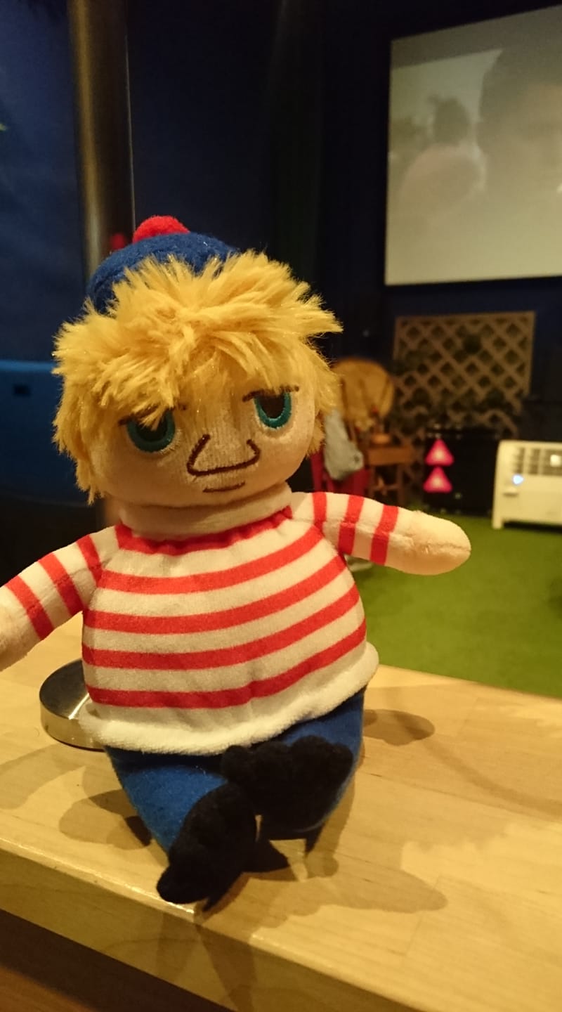 Cinema Chupki チュプキ Twitterissa シアターに座っているムーミン谷の仲間たち しましまのセーターを着たトゥーティッキ おしゃまさん モデルは作者トーべ ヤンソンが長く連れ添った女性のパートナーです 見つけてね T Co Ijanwxrrkp