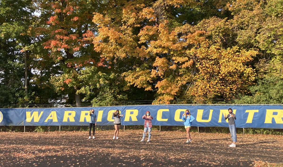 Friday morning health class break in #warriorcountry ⁦@Mariemont_HS⁩ 😎💕💙💛