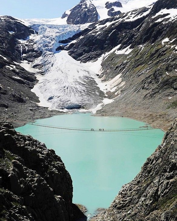 TouristEpic's tweet photo. Trift Bridge, Switzerland🇨🇭

#triftbridge #switzerland #travel #epictouristspots #travelblog #travelguide #switzerlandpictures #switzerlandtravel #travellers #bridges #vacationgoals #adventuretravel #travelbucketlist #touristattraction #adventurevisuals https://t.co/RhnHyxWyM3