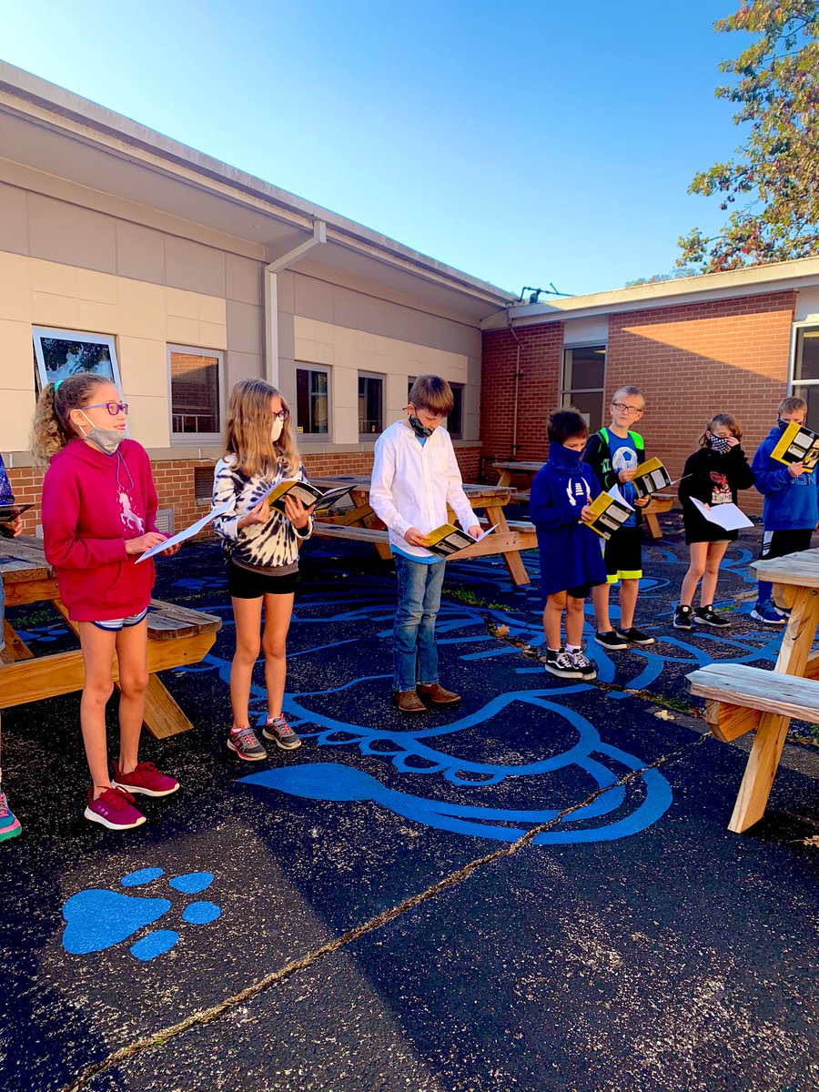 misscaruso4th's tweet image. Starting our Friday off with reader’s theater in the courtyard on this beautiful fall morning! #fourthfun #murphy