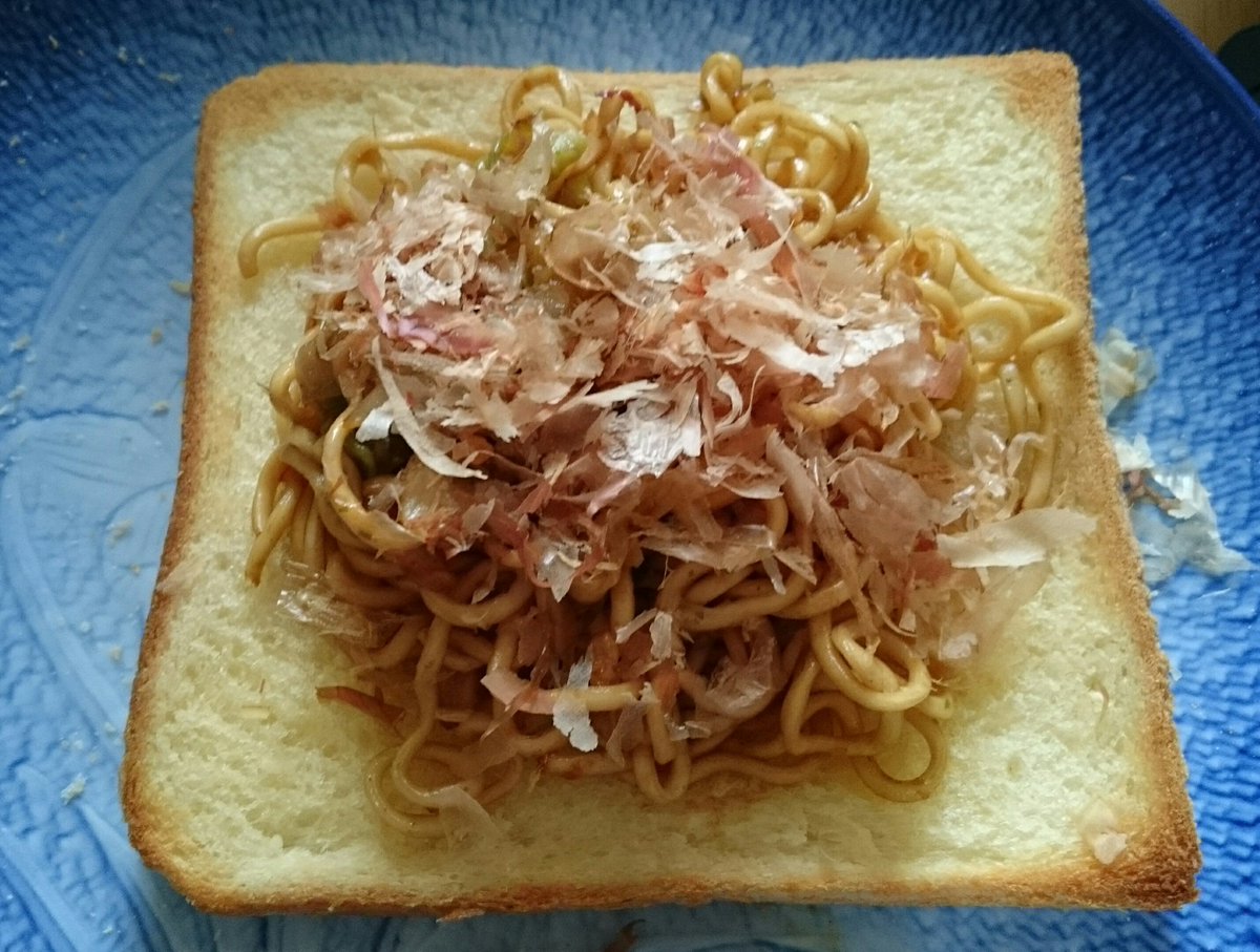 絢音 カップ焼きそばアレンジpart4 焼きそばパン あまりにも美味しくて2枚目も食べたかったけど 焼きそばがなくて 普通に 食パン1枚食べた