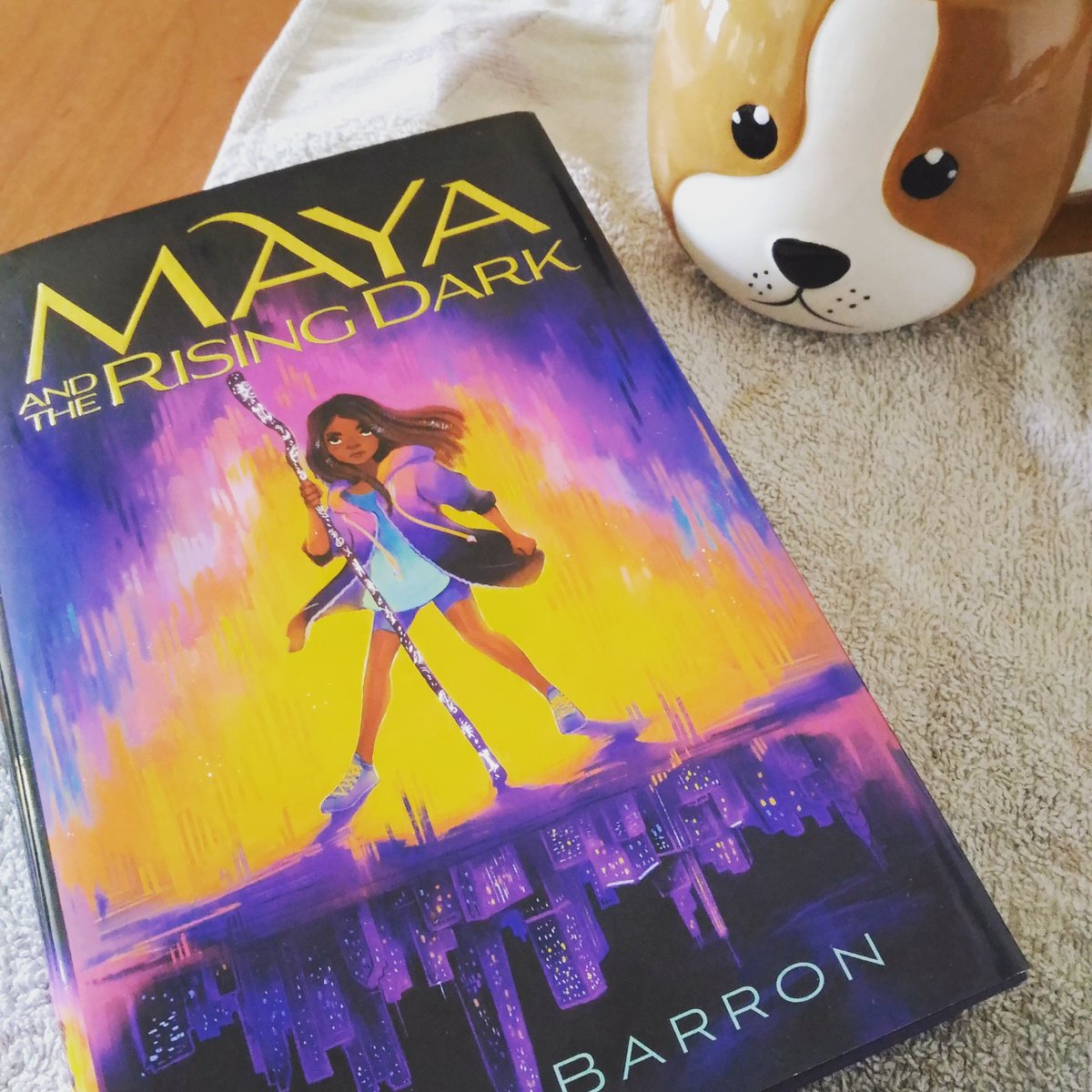 Losing myself the world of orishas with #mayaandtherisingdark by @renathedreamer  

Full of african lore, powerful magic, a missing father and the question of will we make it to comic con...

#renabarron