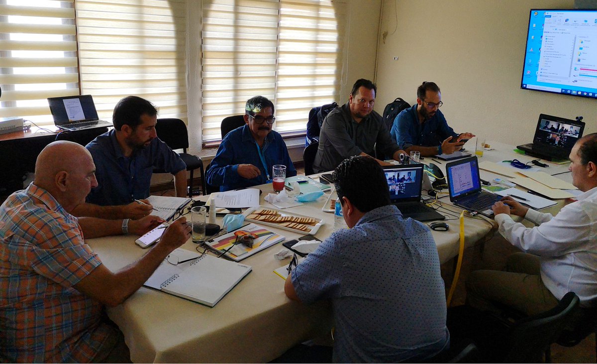 Gracias a nuestros Directores y Accionistas por su labor, y por participar en las reuniones que desarrollamos durante el día de ayer en Santa Cruz.
<a href="/ENDECORPORACION/">ENDE Corporación</a> <a href="/EndeTransmision/">ENDE TRANSMISIÓN</a> <a href="/EndeAndina/">ENDE Andina SAM</a> <a href="/Marianoeguez/">Mariano Egüez A</a> 

🟡 Nota completa: ende.bo/noticia/notici…