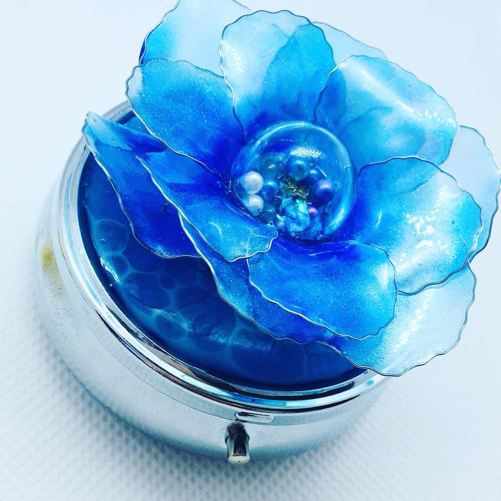 kokage_Kth's tweet photo. アイコンの花のピルケースは好きな歌手グループの推しのイメージカラーとテーマソング(?)に合わせて作りました!
余った花びらはストラップに加工❤
#レジン #ハンドメイド
#あの花のように #UP_LIFT https://t.co/DmzaPoaeMH