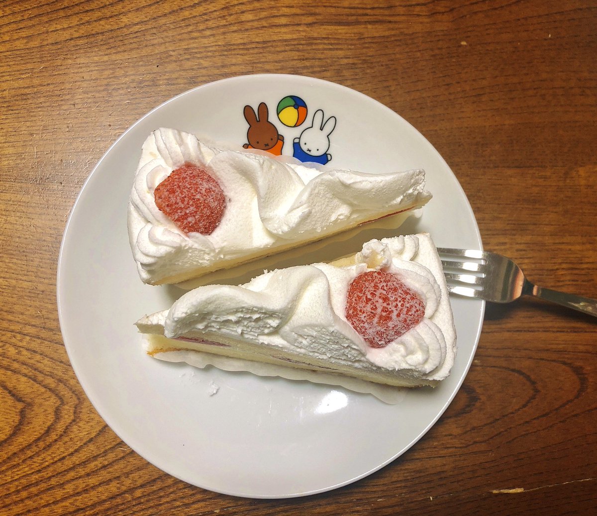 井尻 晏菜 Nmb10周年 と まもなく上枝チームbiiの9周年なので 特別にケーキ２つ食べる この時間から食べるケーキ 罪よのう ホールケーキは胃もたれを考慮してまた別の日に 笑