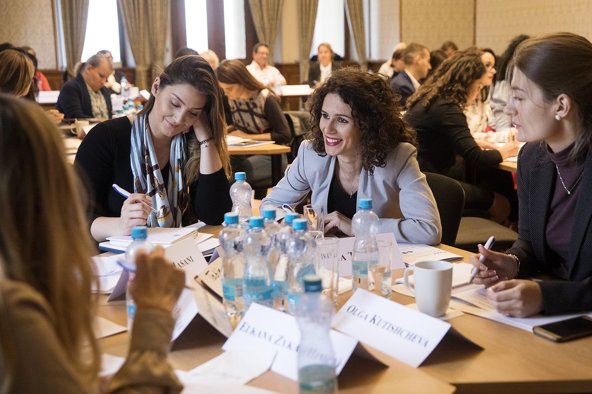 Are you a young policy or political adviser in the public sector? Apply for our upcoming course on #democratic governance in the #OSCE region. We're looking for participants from the following countries: 🇧🇾🇨🇿🇬🇪🇭🇺🇲🇩🇵🇱🇷🇺🇸🇰🇺🇦
More info here ➡️ https://t.co/KuZ1y504KX. https://t.co/6563g19oj1