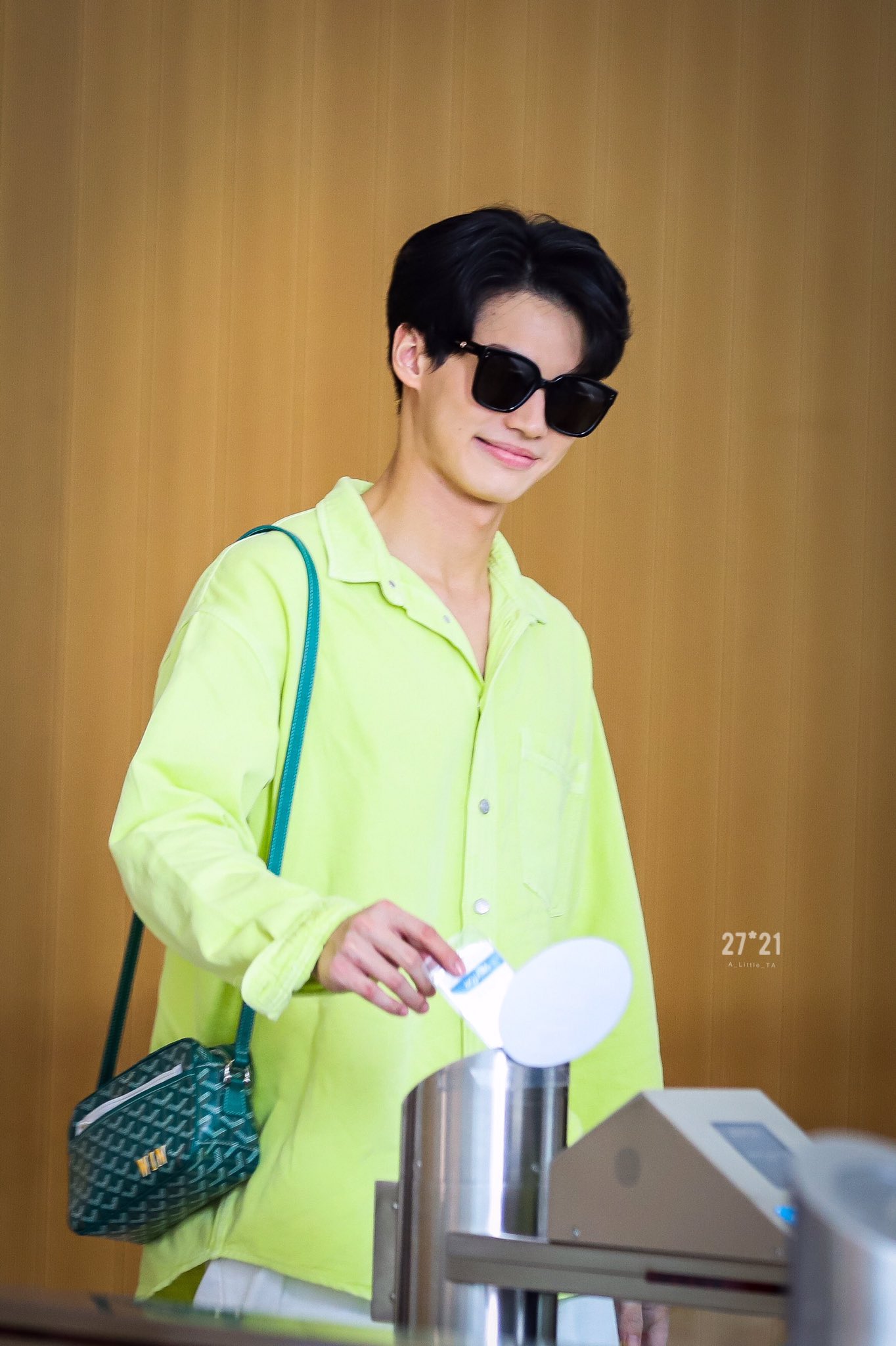 g° on X: his outfit wont be complete without the fans' gift for him, the  goyard bag 🥺 #FashionFridayxWin @winmetawin #winmetawin   / X