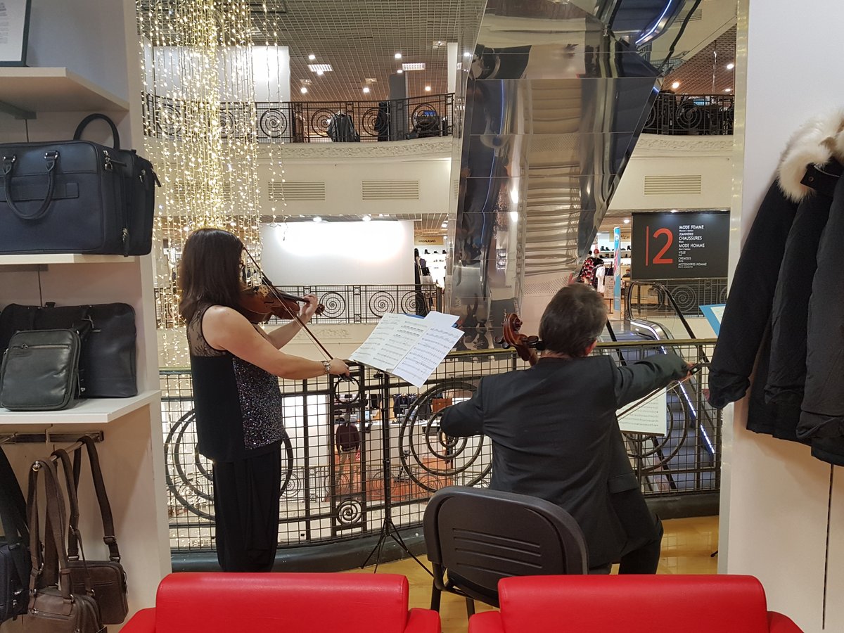 ODB_Dijon's tweet photo. Demain samedi, retrouvez Anne Mercier, violon solo de
l’@ODB_Dijon, et les étudiants de l’ESM Bourgogne-
Franche-Comté pour un happening musical
aux Galeries Lafayette à partir de 17h30 !
#VariationsRococo #happening #violon
@Galeries_Laf @dijon @OperaDijon https://t.co/xF42HYWaRf