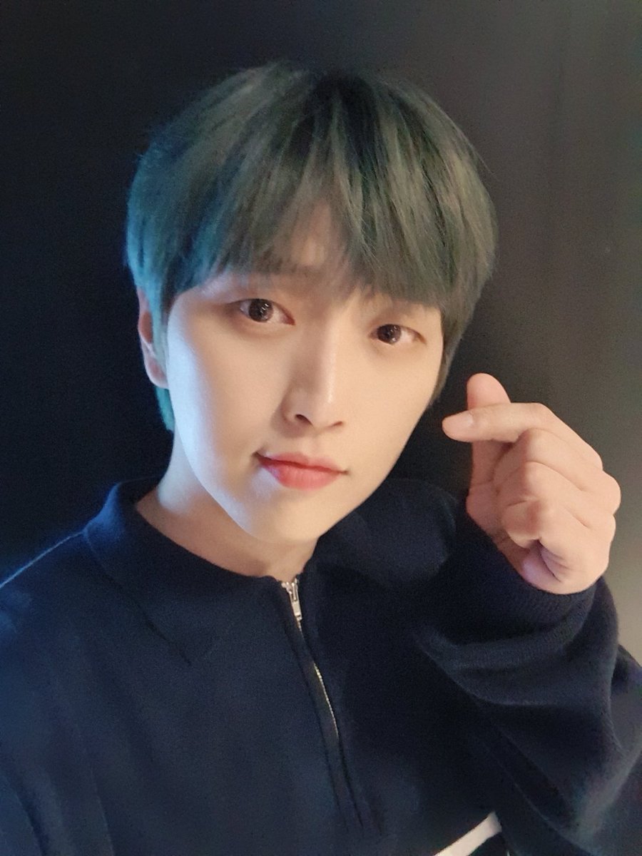 SANDEUL920320's tweet photo. 인생은
멀리서 보면 희극
가까이서 보면 비극
바나는 성은이 망극♡
#보라다밤 #B1A4 #신우 #산들 #공찬 https://t.co/LRdMFVfeoH